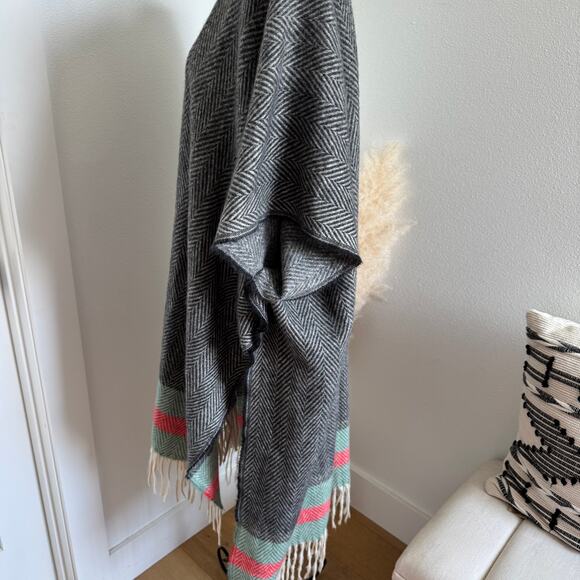 Boutique Gray Herringbone Print Soft Knit Shawl Tunic Poncho Fringe Wrap - Picture 2 of 8